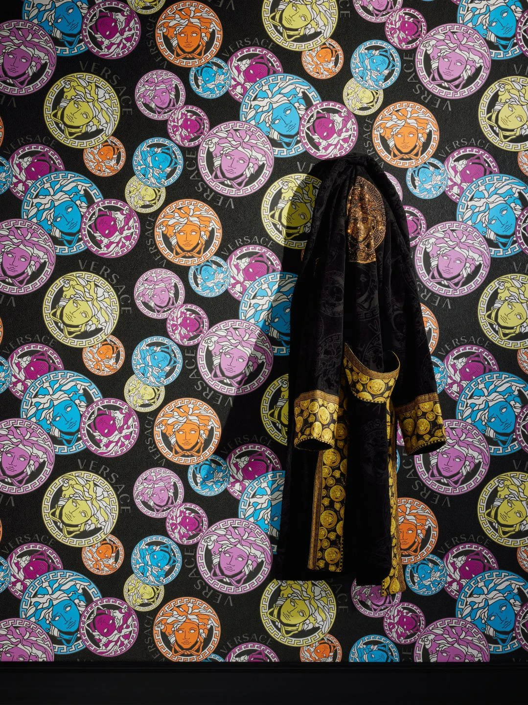 Versace Tapete Medusa Schwarz 7 Versace Tapete Medusa Schwarz - Image 5